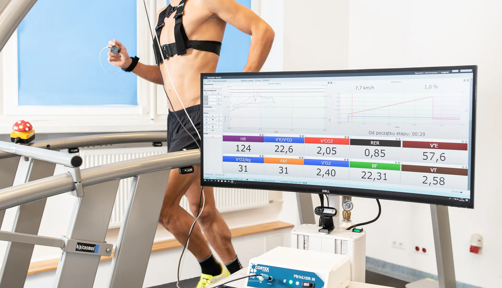Treadmill CPET: athlete with a chest strap on the treadmill, with the MetaLyzer® 3B and MetaSoft® Studio showing live readings in the foreground