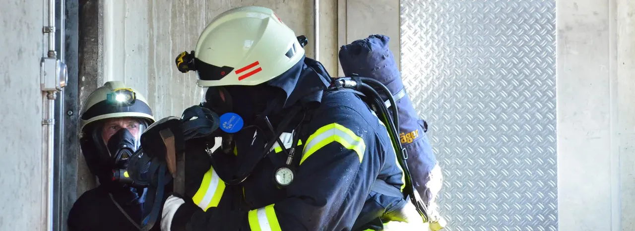 Firefighters wearing breathing apparatus and full gear during an operational drill, exercise testing with the METAMAX® 3B
